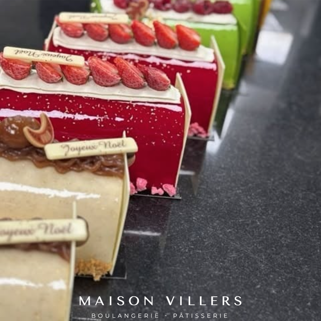 Bûches de Noël variées de Maison Villers aux saveurs artisanales.